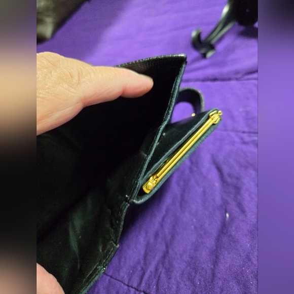 VGC AUTHENTIC CHANEL MINI BLACK CAVIAR LEATHER TIMELESS KISSLOCK WALLET - Picture 13 of 13